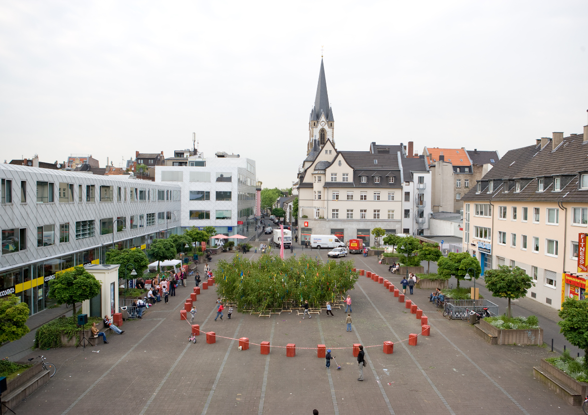Öffentlicher Platz mit temporären Baumfeld und umliegender Bebauung in Ehrenfeld am Neptunplatz