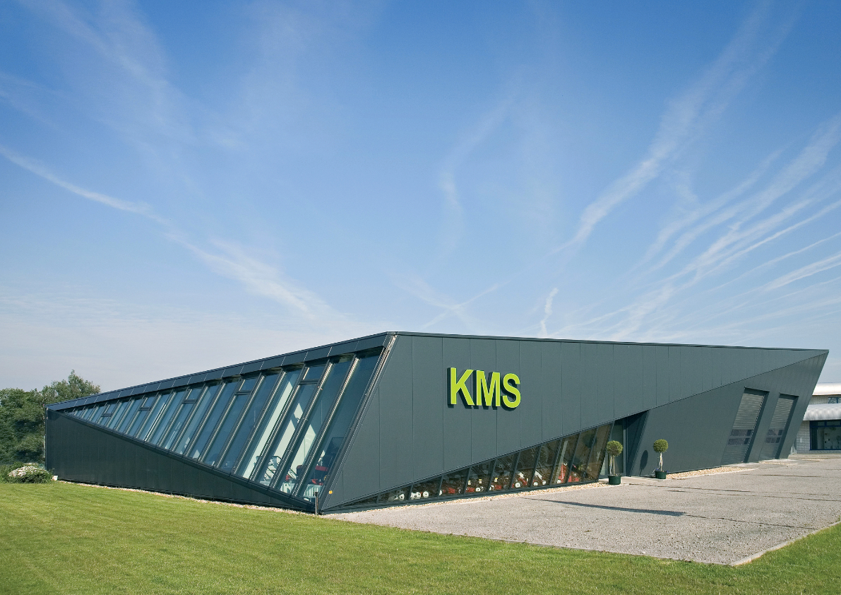 Schwarzes Gewerbegebäude mit markanter, schräg geneigter Form aus Metallpanelen und großflächiger Verglasung im Gewerbegebiet Kamp-Lintfort