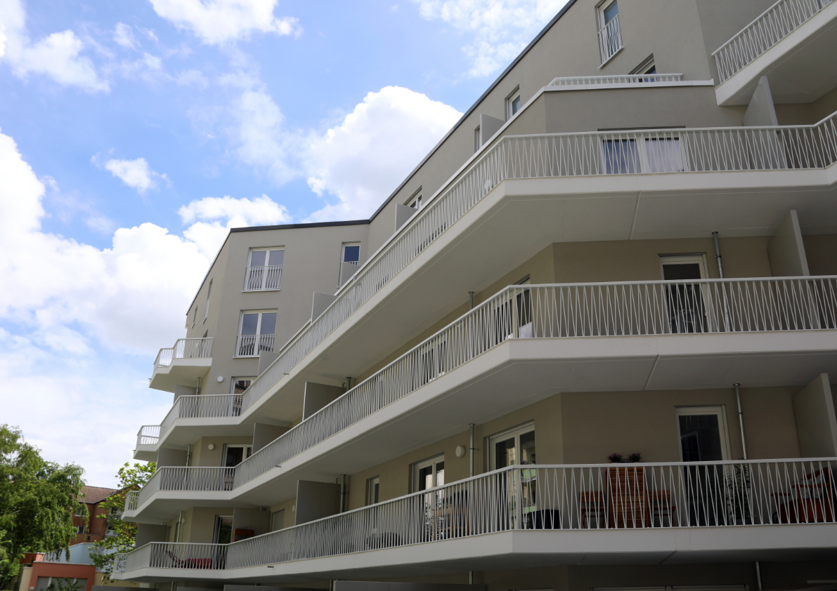 Mehrgeschossiges Wohngebäude mit Balkonen und klar gegliederter Fassade in Köln-Südstadt in Anlehnung an die 50er-Jahre.
